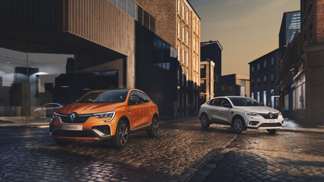 Oranje en witte Renault ARKANA driekwart voor